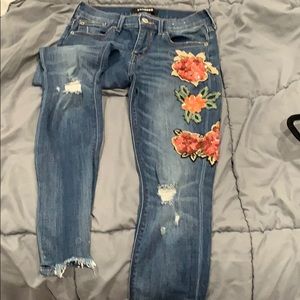 Mid rise jean leggings with flower detail